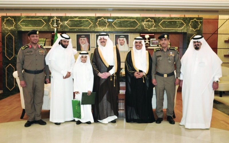 سعود بن نايف خلال تكريمه يوسف الزهراني (مكة)