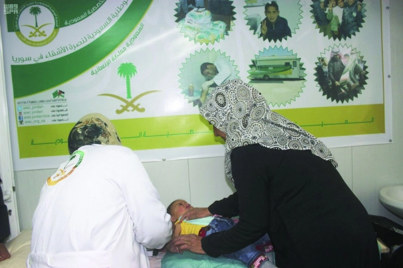 طفل سوري يتلقى تطعيما في العيادات السعودية بالزعتري (واس)