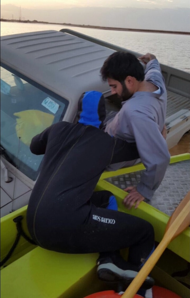 لحظة إخراج محتجز من مركبته (مكة)