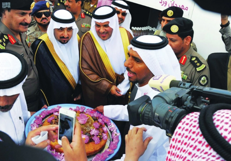 الميموني خلال تدشين مهرجان الورد الطائفي (مكة)