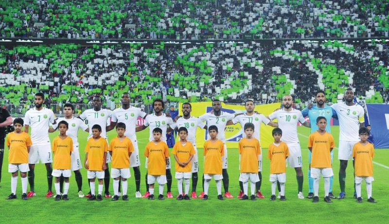 لاعبو المنتخب السعودي قبل مواجهة العراق (واس)