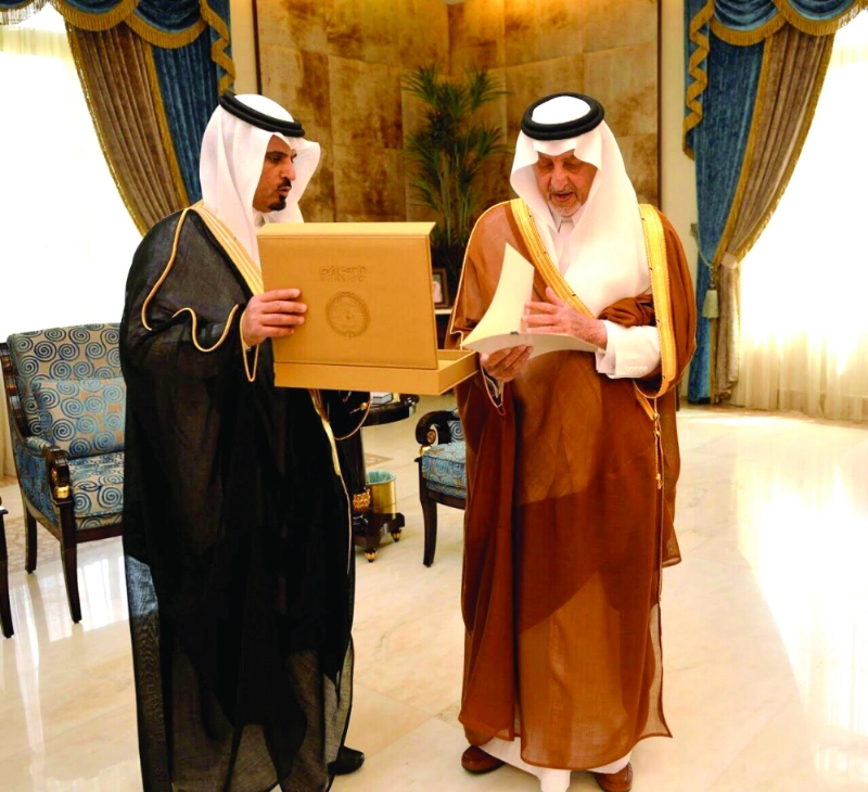 خالد الفيصل خلال تسلمه التقرير (واس)