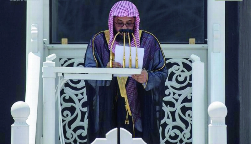 سعود الشريم خلال خطبة الجمعة أمس (واس)
