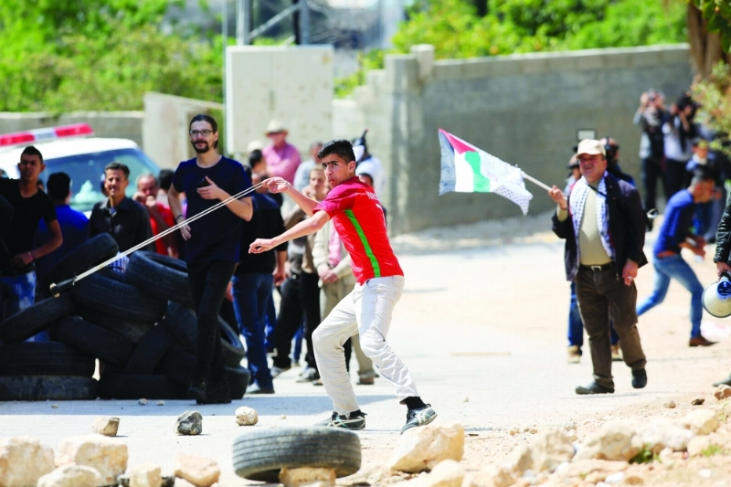 فلسطينيون يشتبكون مع جنود الاحتلال قرب نابلس (إ ب أ)