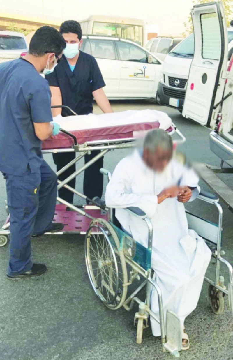 لحظة نقل الخمسيني إلى المستشفى (مكة)