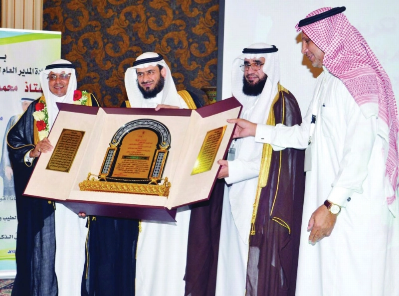 الحارثي خلال تكريمه الثبيتي (عبدالمحسن دومان)