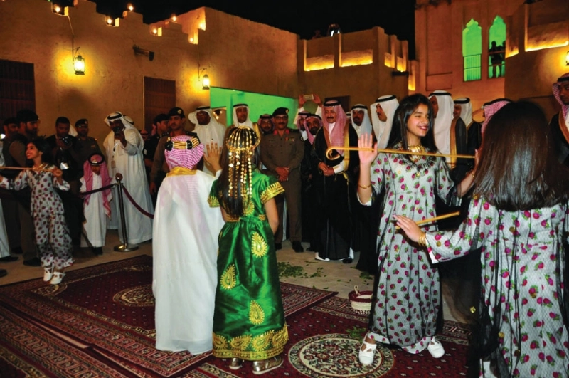 بدر بن محمد يشاهد عرضا فلكلوريا لأطفال الأحساء (مكة)