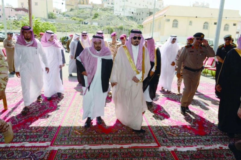 أمير عسير يعزي أسرة الشهيد عسيري (واس)