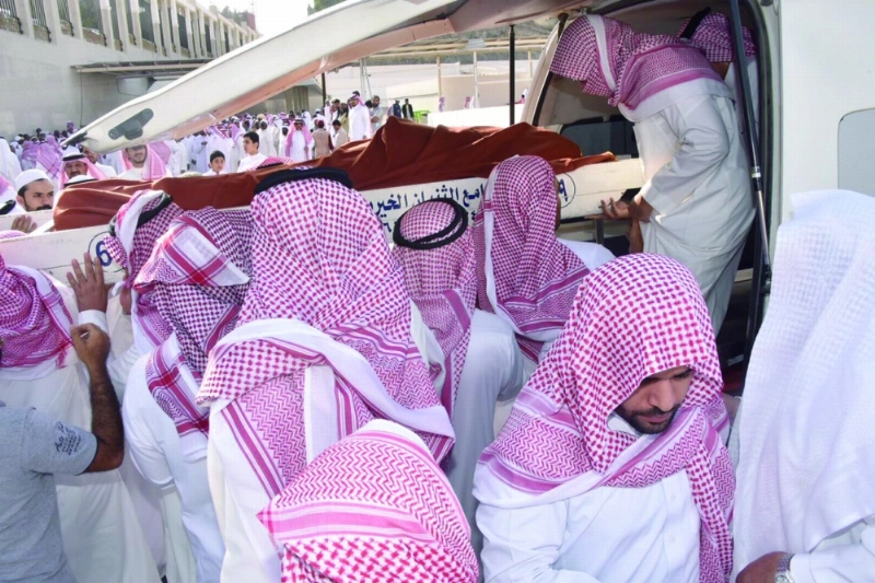 لحظة إنزال جثمان الفقيد من السيارة