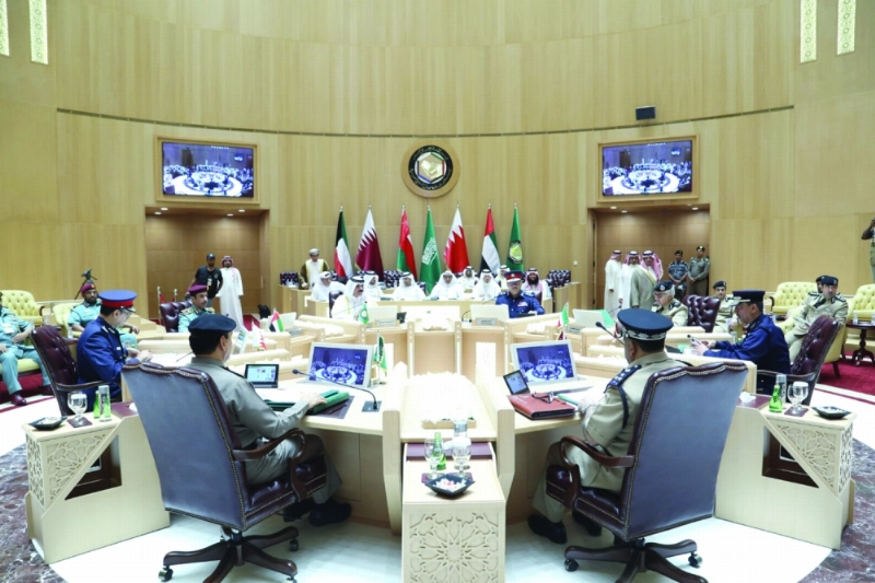 مديرو الأمن العام في الخليج خلال اجتماعهم في الرياض أمس (مكة)