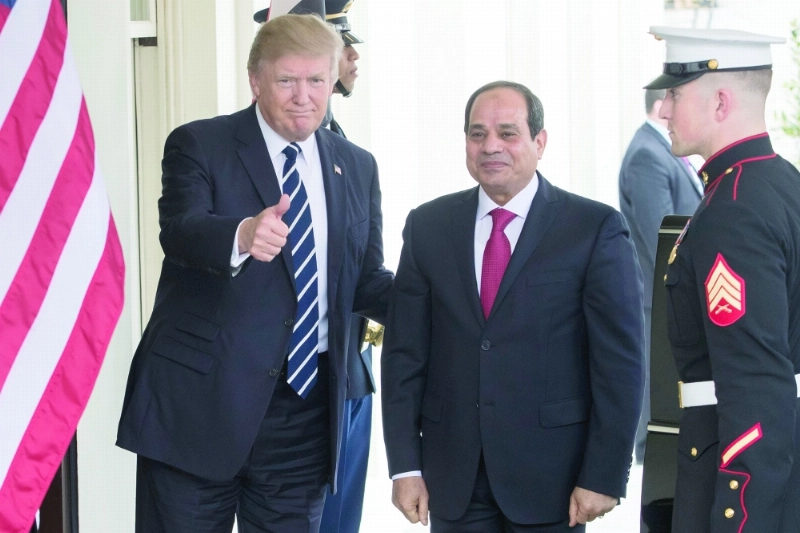 دونالد ترمب مستقبلا عبدالفتاح السيسي بواشنطن (إ ب أ)