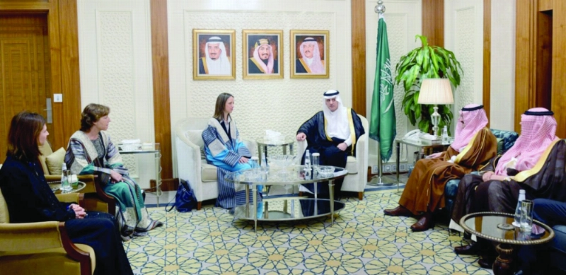 الجبير والوفد البريطاني في الرياض أمس (واس)