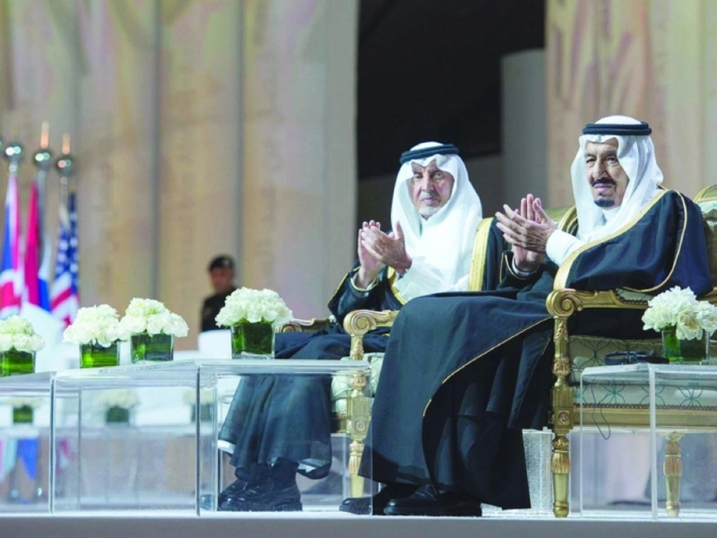 الملك سلمان خلال رعايته حفل جائزة الفيصل العالمية العام الماضي (مكة)