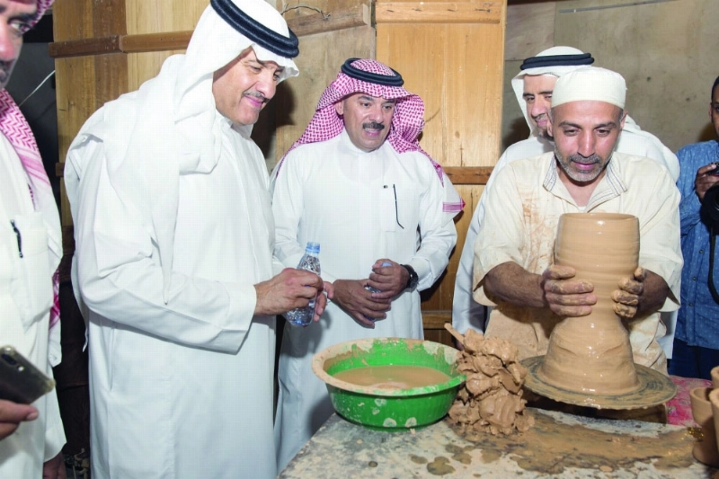 سلطان بن سلمان خلال جولته في المهرجان (مكة)