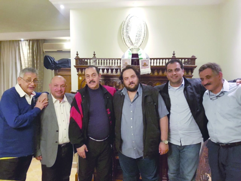 لطفي بوشناق مع بعض أصدقائه (مكة)