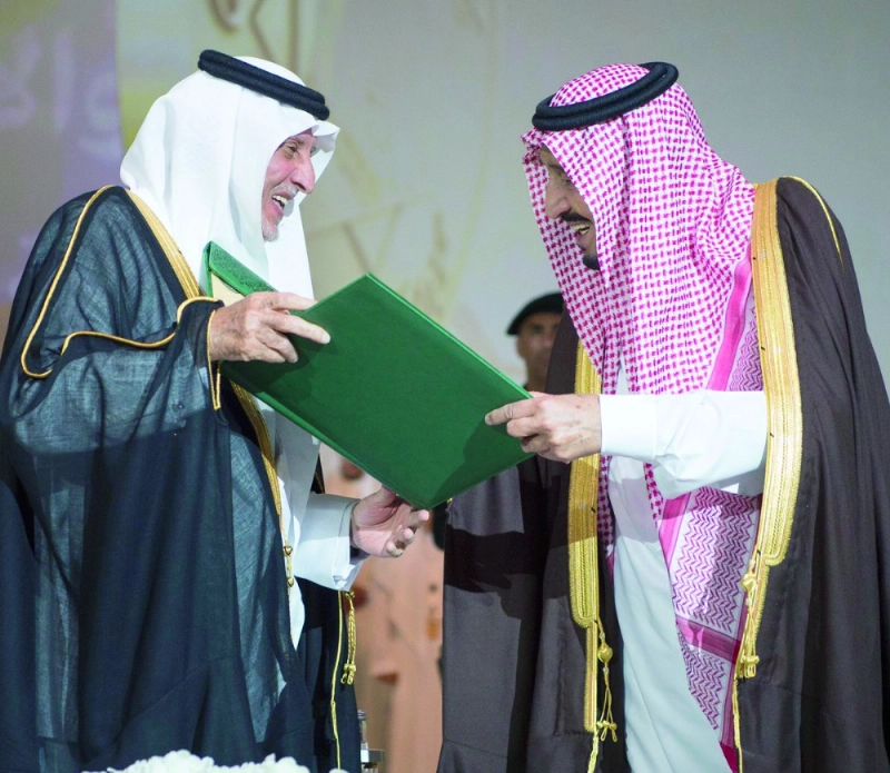 خادم الحرمين متسلما من خالد الفيصل جائزة خدمة الإسلام (بندر الجلعود)