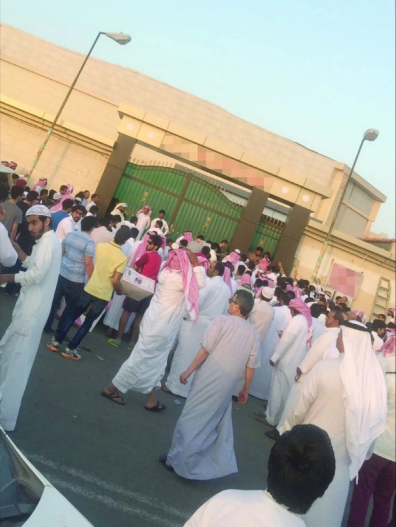 ازدحام أمام القاعة التي استأجرها المعالج في جدة (مكة)