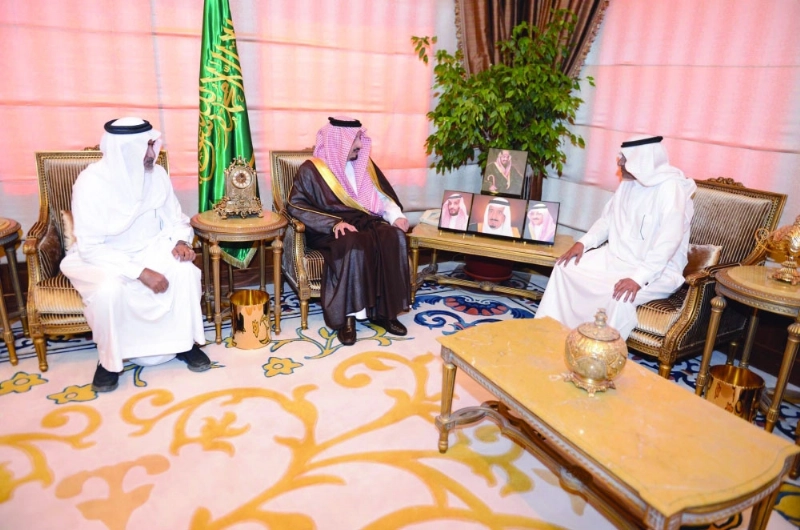 أمير عسير مستقبلا أسرة الشهيد الشهري أمس (واس)