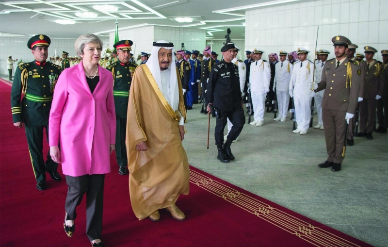 الملك سلمان وتيريزا ماي يستعرضان حرس الشرف (بندر الجلعود)