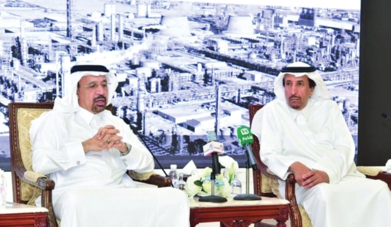 سعود بن ثنيان إلى جانب الفالح خلال اللقاء (مكة)