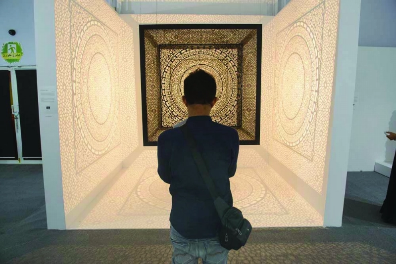 زائر يتأمل أحد الأعمال (مكة)