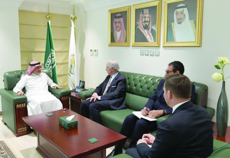 عبدالله الربيعة مستقبلا فرانسوا جوييت في الرياض أمس (واس)