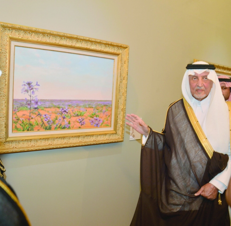 خالد الفيصل أمام إحدى لوحاته الفنية (واس)