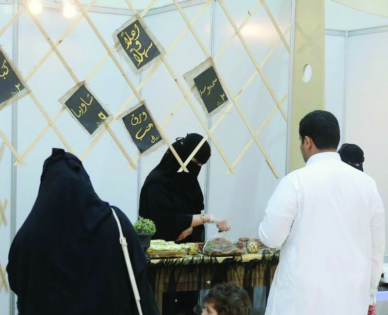 أم دينا تجهز المأكولات للزوار (مكة)