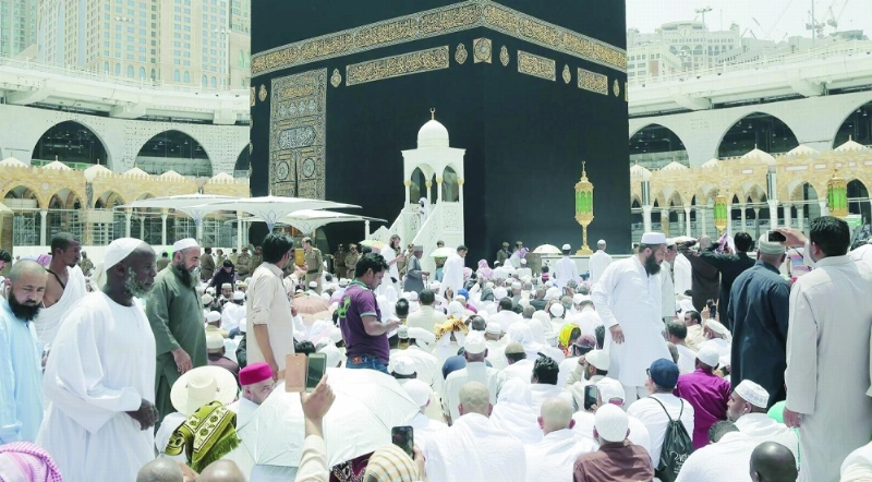 مصلون في الحرم المكي أمس (واس)