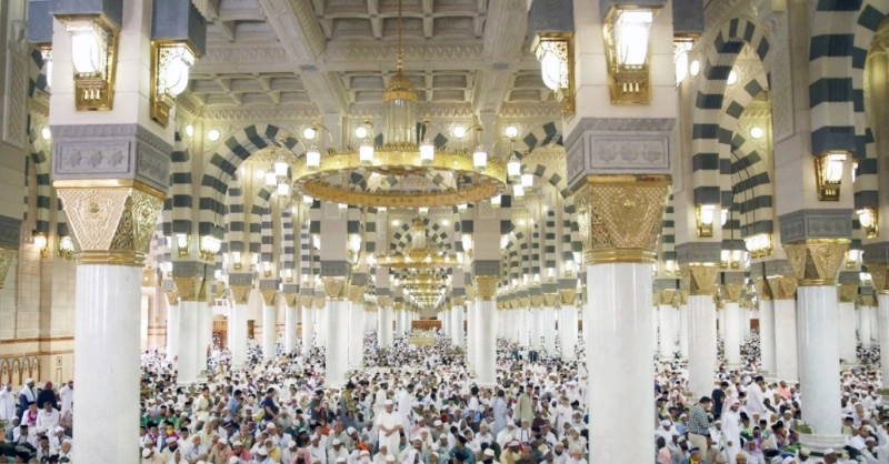 مصلون في المسجد النبوي