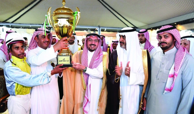 فيصل بن مشعل يتوج أحد الفائزين بالسباقات (واس)