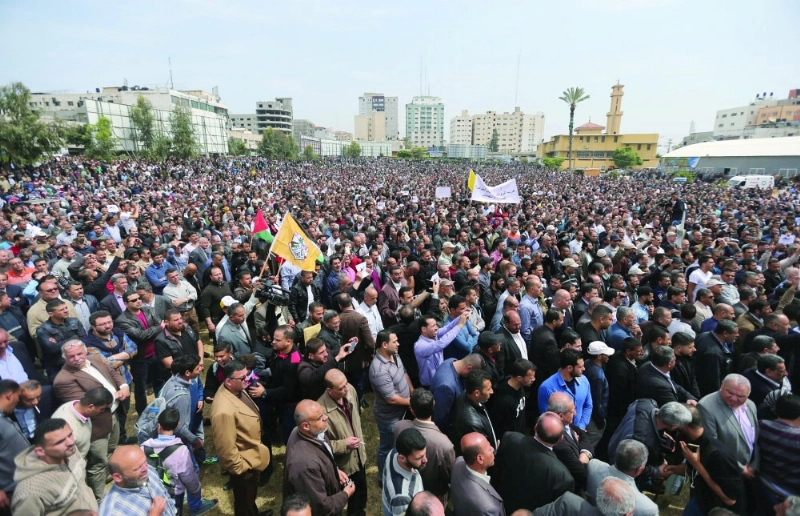 آلاف الموظفين في تظاهرة احتجاج بغزة أمس (رويترز)