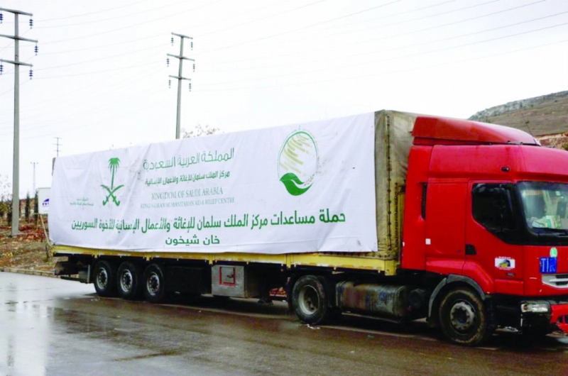 شاحنة تحمل سلالا غذائية لإغاثة منكوبي خان شيخون (واس)