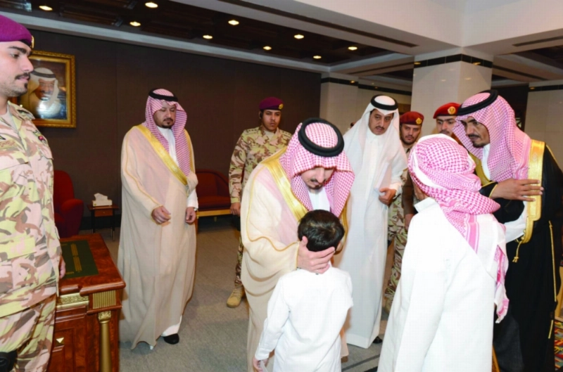 فيصل بن خالد لدى استقباله ذوي الشهيد آل ظفير (واس)
