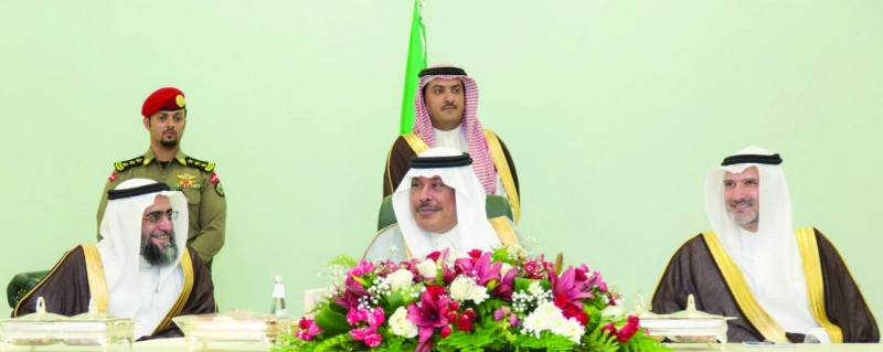 مشاري بن سعود لدى اجتماعه بمسؤولي جامعة الباحة اليوم (واس)