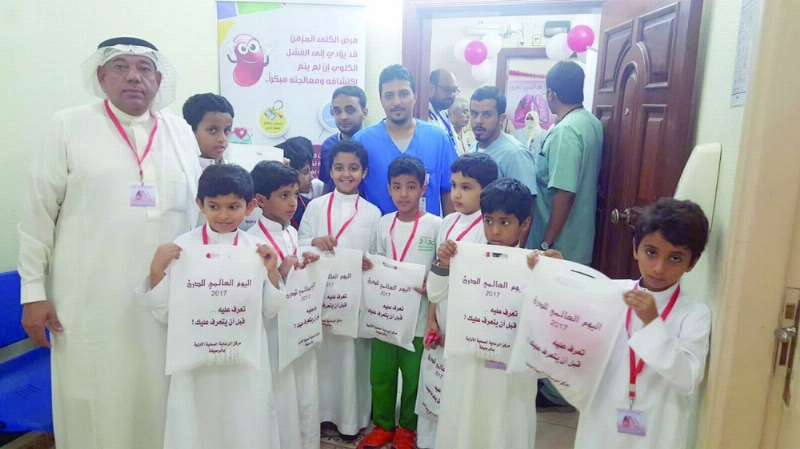 طلاب يشاركون في البرامج التوعوية (مكة)