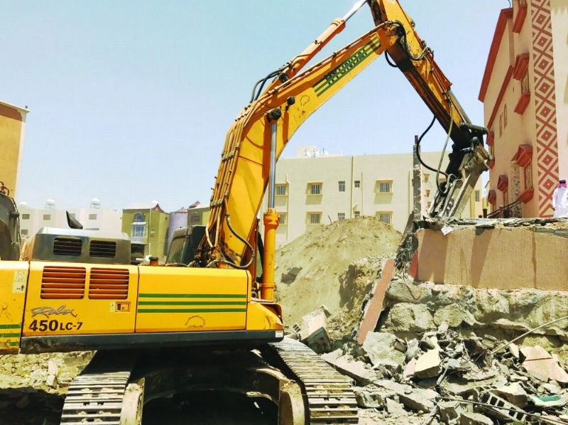 آلية تزيل تعديات بحي المروج في أبها (مكة)