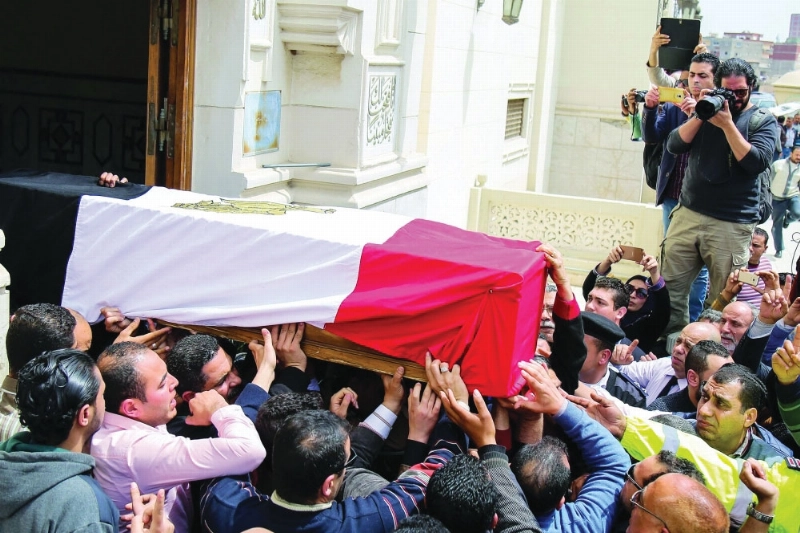 مصريون يشيعون العميدة نجوى الحجار التي قتلت بتفجير الإسكندرية (إ ب أ)