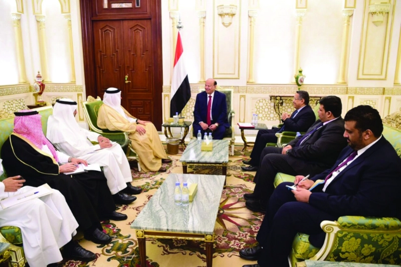 هادي مستقبلا أمين مجلس التعاون والوفد المرافق له بالرياض أمس (سبأ نت)