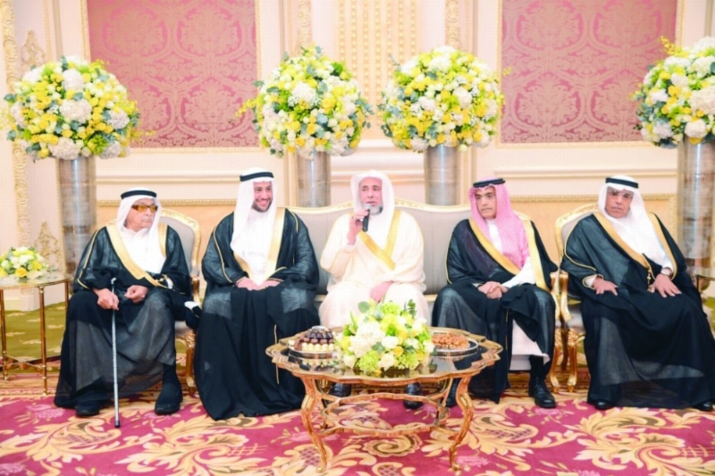 صالح كامل وابنه عبدالله والعريس ووالده خلال مراسم عقد القران (صالح القباص)
