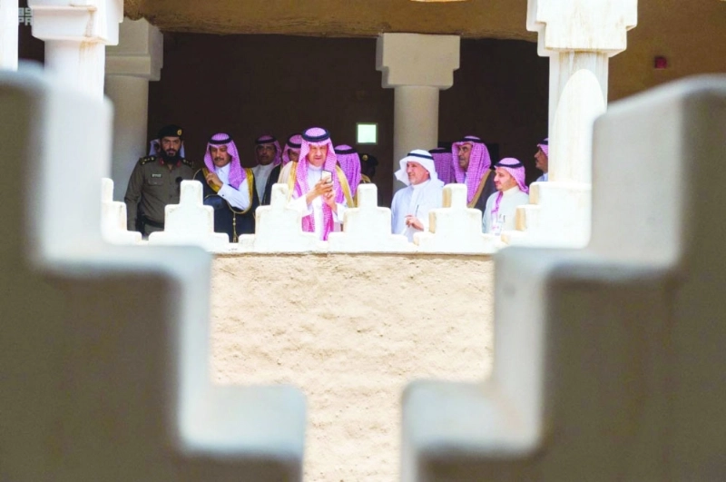 سلطان بن سلمان أثناء الزيارة (واس)