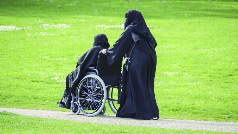 مساعدة مسنة في الأنشطة الأساسية للحياة اليومية (مكة)