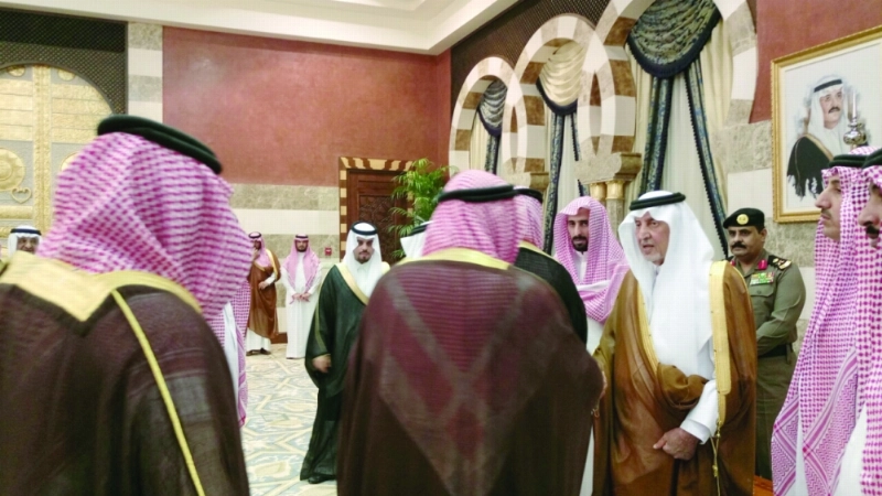 مسؤولون ومواطنون يقدمون واجب العزاء في الفقيد سعد الفيصل (مكة)