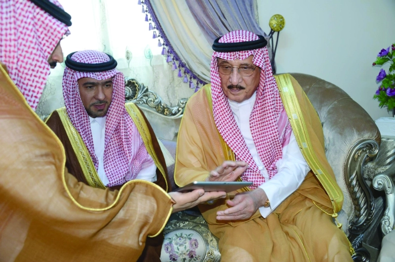 محمد بن ناصر خلال تدشين الوحدات السكنية بحضور ماجد الحقيل (واس)