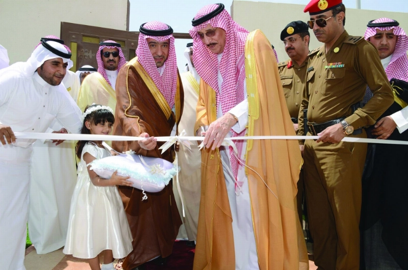 محمد بن ناصر خلال تدشين الوحدات السكنية بحضور ماجد الحقيل (واس)