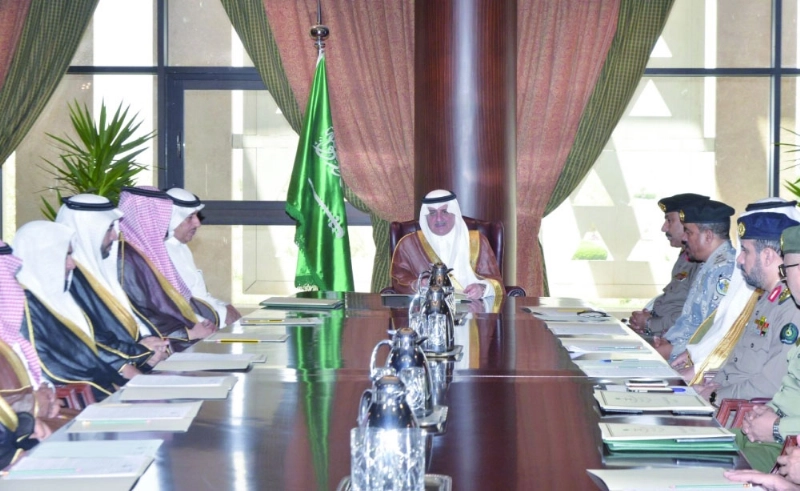 فهد بن سلطان لدى ترؤسه اجتماع لجنة أعمال الحج والعمرة بحالة عمار (مكة)