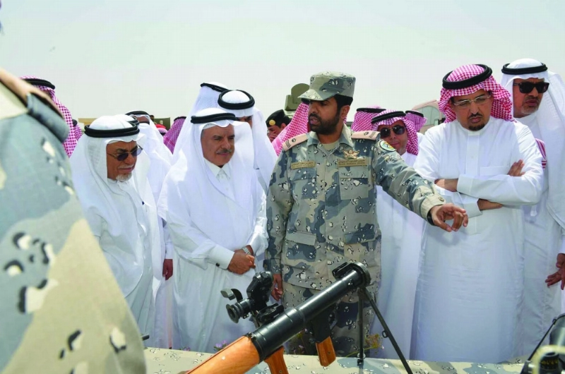 أعضاء شورى خلال زيارتهم للحدود السعودية العراقية (واس)