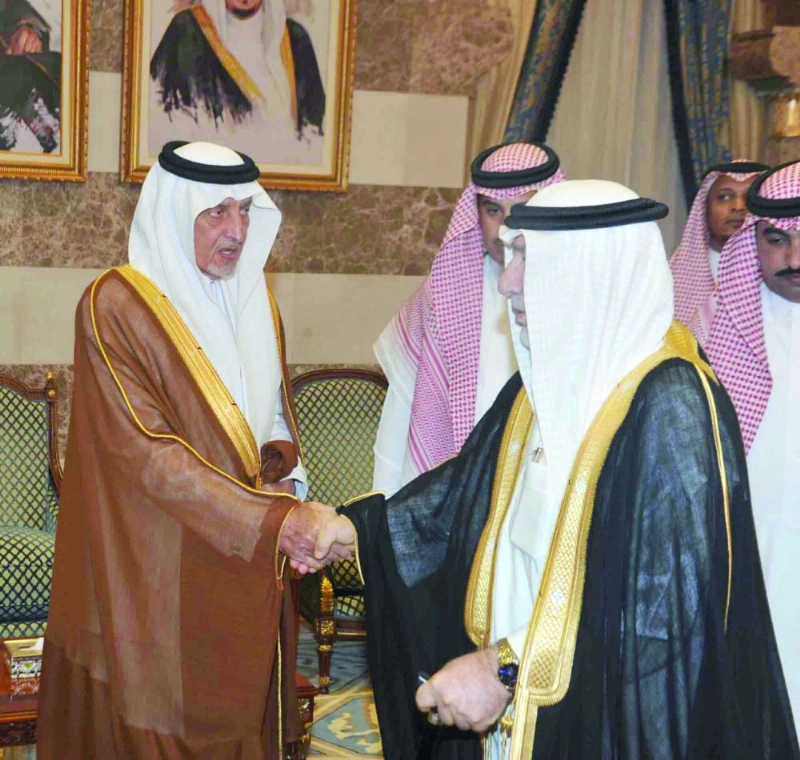 خالد الفيصل يستقبل المعزين