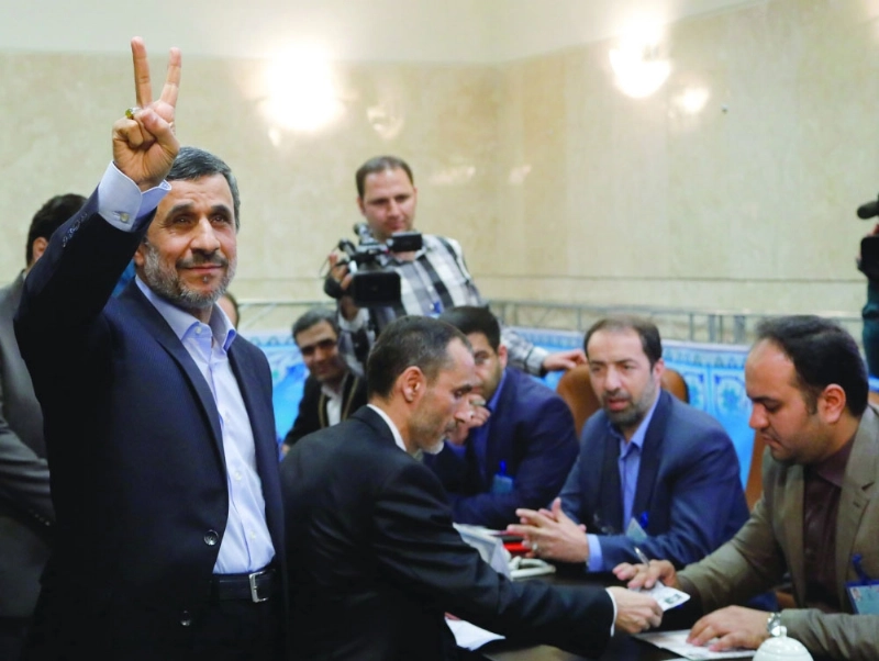 نجاد يلوح بالنصر بعد تسجيل اسمه لخوض الانتخابات أمس (إ ب أ)
