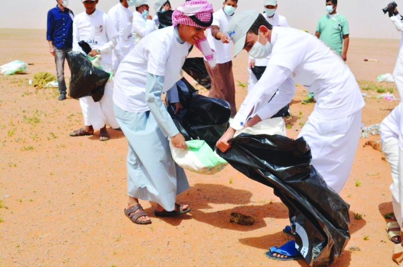 الطلاب لدى مشاركتهم في الفعالية (واس)